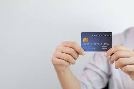 信用卡預借現金怎麼還?示意圖，是一個人手拿一張印用卡表現出疑惑的樣子